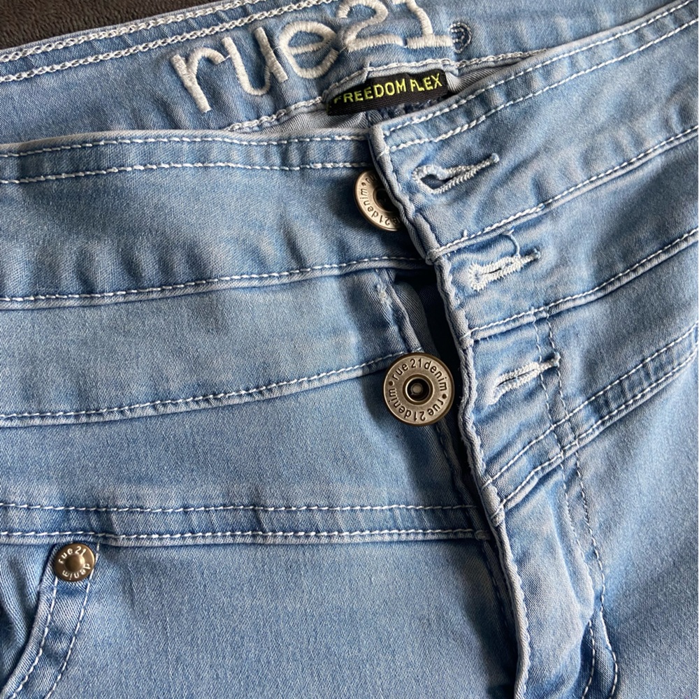 Rue 21 Skinny Jeans (MISSING BUTTON)